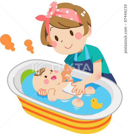 給嬰兒洗澡的女人 97449239