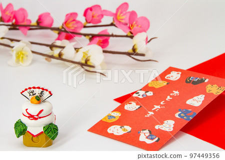 新年禮物、kagamimochi 和李子紅色和白色背景 97449356
