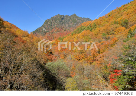 山梨縣山梨市從西澤溪谷步道看到的山上的秋葉和背景中的慶函山 山梨縣山梨市從西澤溪谷步道看到的山上的秋葉和背景中的慶函山 97449368