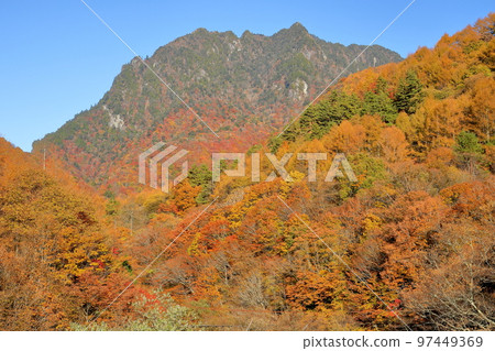 山梨縣山梨市從西澤溪谷步道看到的山上的秋葉和背景中的慶函山 97449369