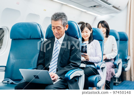 坐飛機出差的中年商人 97450148