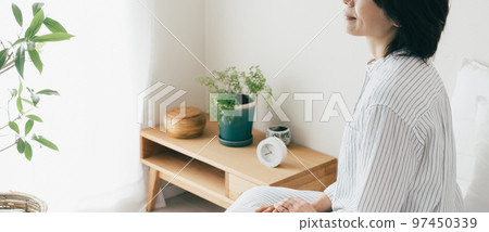 失眠的中年婦女 97450339