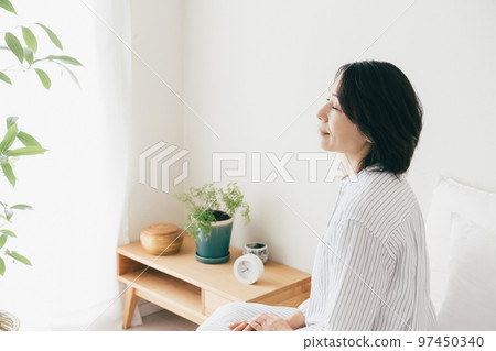 失眠的中年婦女 97450340