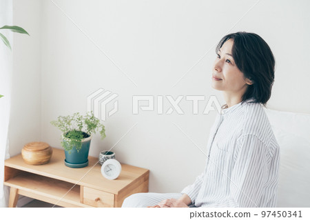 失眠的中年婦女 97450341