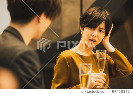 一對夫婦用香檳敬酒 97450572