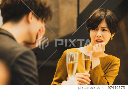 一對夫婦用香檳敬酒 一對夫婦用香檳敬酒 97450575