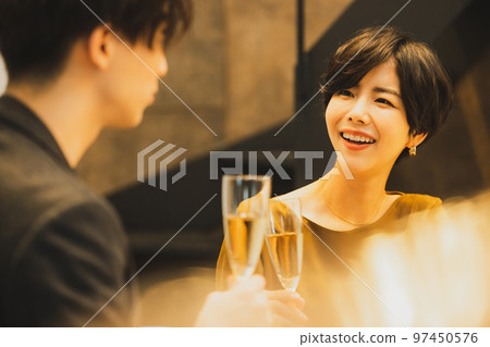 一對夫婦用香檳敬酒 一對夫婦用香檳敬酒 97450576