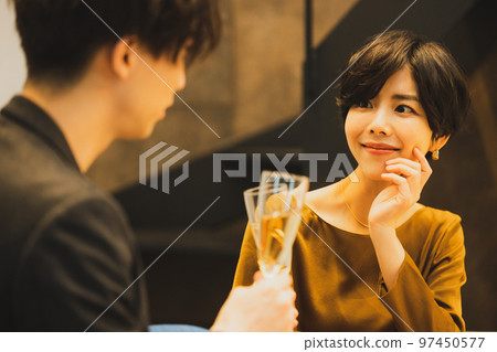 一對夫婦用香檳敬酒 97450577