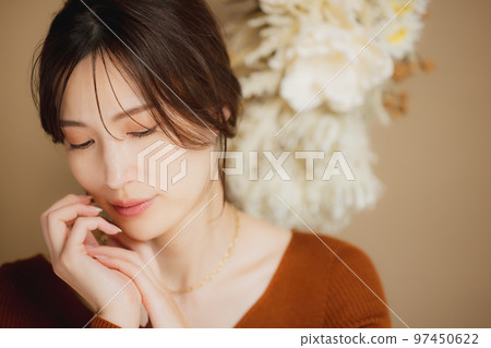 穿著棕色針織衫的女人 穿著棕色針織衫的女人 97450622
