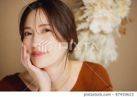 穿著棕色針織衫的女人 穿著棕色針織衫的女人 97450623