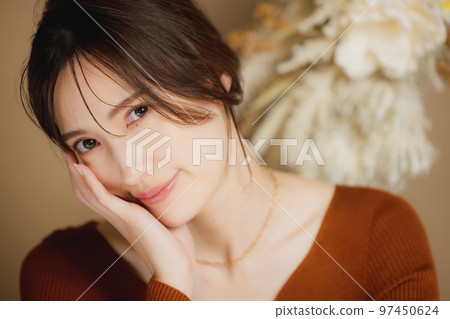 穿著棕色針織衫的女人 穿著棕色針織衫的女人 97450624