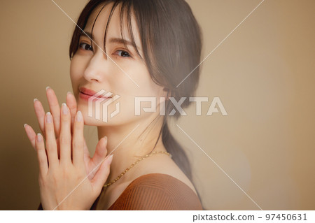 穿著棕色針織衫的女人 穿著棕色針織衫的女人 97450631