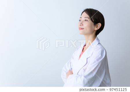 穿白大褂面帶微笑的好醫生(女醫生)形象 穿白大褂面帶微笑的好醫生(女醫生)形象 97451125