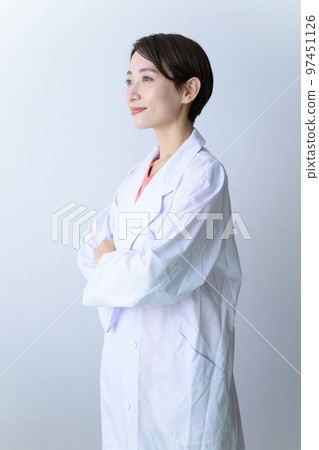 穿白大褂面帶微笑的好醫生（女醫生）形象 97451126