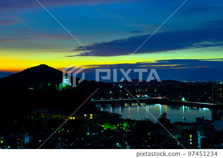 狗在黃昏的山城堡 97451234