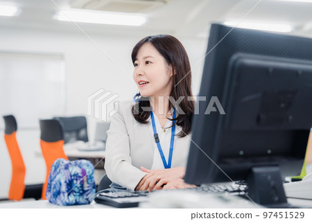 Businesswoman having lunch break in the office 97451529