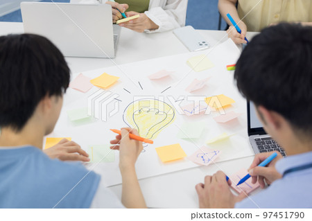 大學生在小組工作中工作的學生的手 97451790