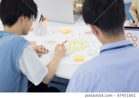 大學生在小組工作中工作的學生的手 大學生在小組工作中工作的學生的手 97451801