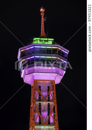博多港塔以美麗的彩虹色照亮 97451821