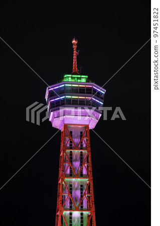 博多港塔以美麗的彩虹色照亮 97451822