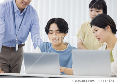 從事小組工作的大學生學生 從事小組工作的大學生學生 97452125