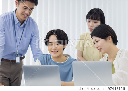 從事小組工作的大學生學生 97452126