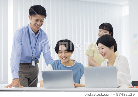 從事小組工作的大學生學生 從事小組工作的大學生學生 97452129