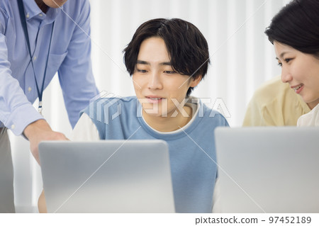 從事小組工作的大學生學生 從事小組工作的大學生學生 97452189