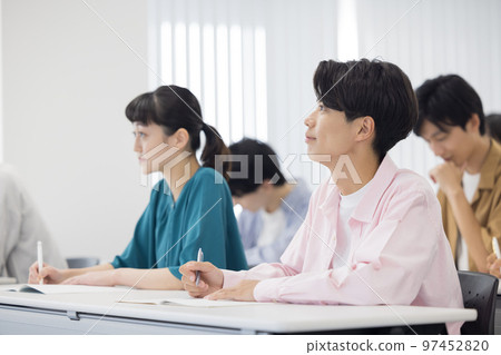 參加研討會的男女 97452820