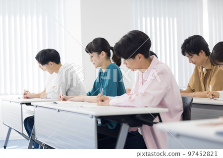參加研討會的男女 參加研討會的男女 97452821