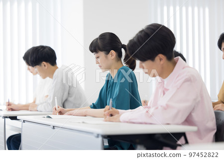參加研討會的男女 參加研討會的男女 97452822