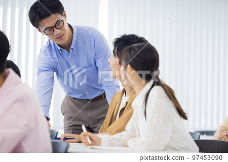 正在上課的大學生 97453090