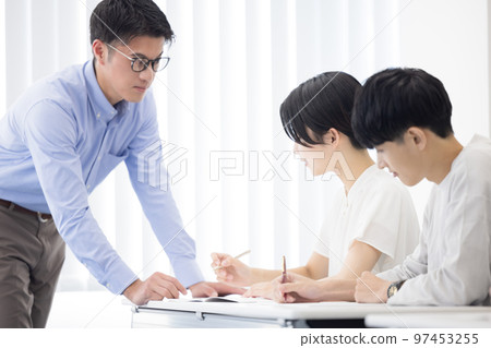 正在上課的大學生 97453255