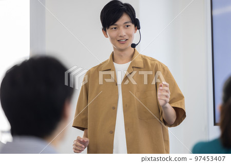 研討會一個男人用頭麥克風說話 97453407