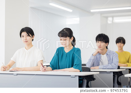 參加研討會的男女 97453791