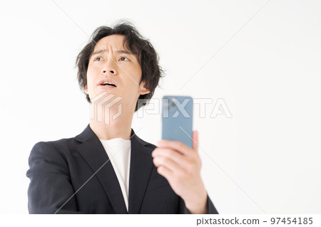 20多歲的男人看著智能手機 20多歲的男人看著智能手機 97454185