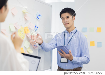 會見一個男人邊看平板邊說話 97454227