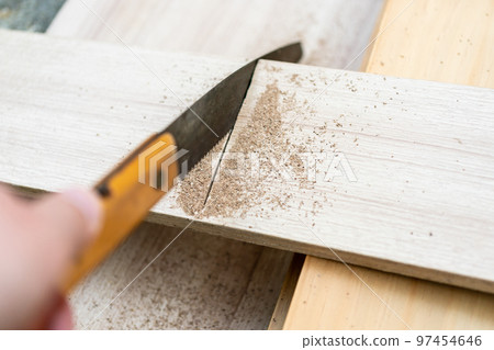 用鋸子拆家具 97454646