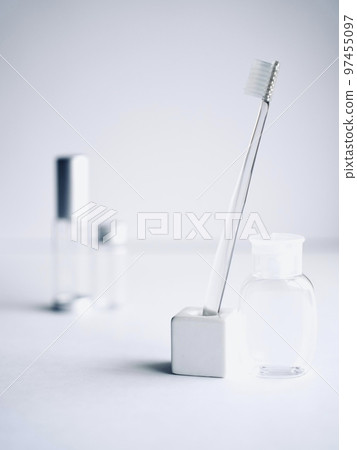 化妝品和香水的便攜式可再填充瓶 - 洗臉盆圖片 化妝品和香水的便攜式可再填充瓶 - 洗臉盆圖片 97455097
