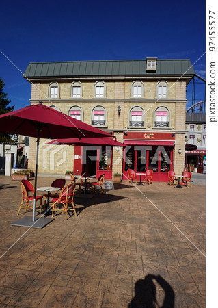 暖暖的陽光下，歐式建築，露天咖啡廳，紅頂休息區，一排排椅子 97455577