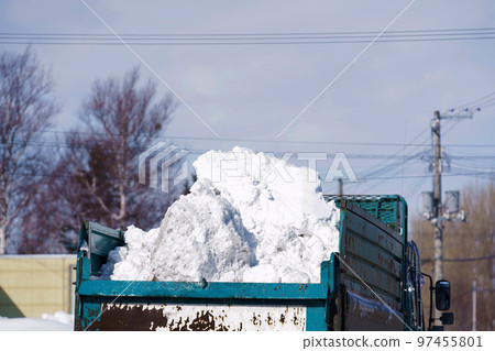 將雪運到北海道傾倒場的自卸車 將雪運到北海道傾倒場的自卸車 97455801