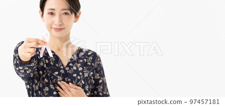 粉紅絲帶的女人 97457181