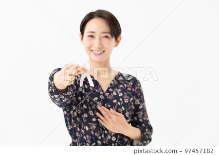粉紅絲帶的女人 97457182