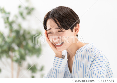 Female tooth worries 97457285