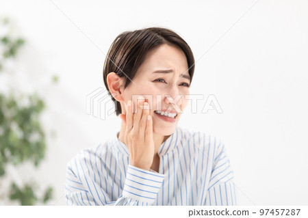 女性牙齒煩惱 97457287