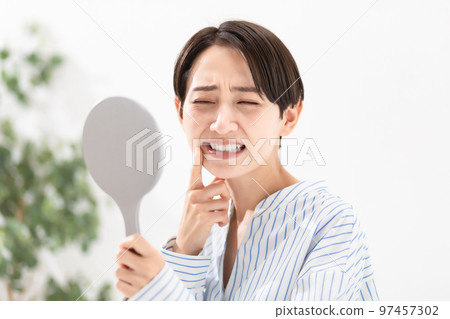 Female tooth worries Female tooth worries 97457302