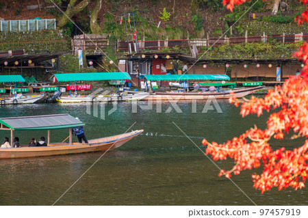 在秋葉和靜流的桂川上划船的圖像| Togetsukyo地區|京都府京都市嵐山 97457919