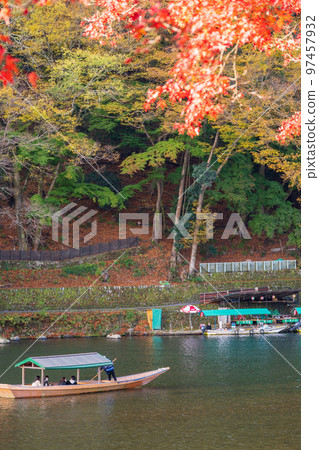 在秋葉和靜流的桂川上划船的圖像| Togetsukyo地區|京都府京都市嵐山 在秋葉和靜流的桂川上划船的圖像| Togetsukyo地區|京都府京都市嵐山 97457932