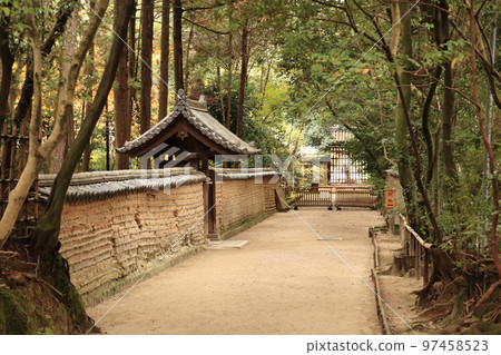 Toshodaiji 寺和 Ganjin Wajo Gobyo 的入口在秋天 97458523