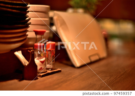 The counter of a delicious tavern in a certain town 97459357